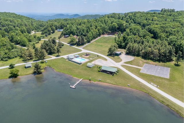 222 Greenwood LN SE, Copper Hill, VA 24079