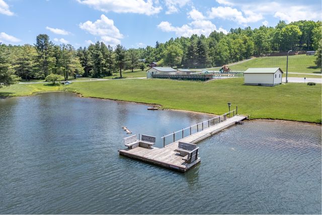 222 Greenwood LN SE, Copper Hill, VA 24079