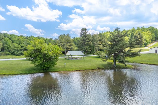 222 Greenwood LN SE, Copper Hill, VA 24079