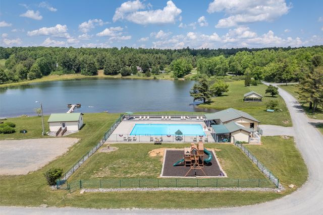 222 Greenwood LN SE, Copper Hill, VA 24079