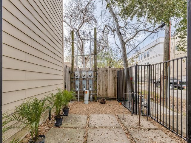 5219 Kiam Street F, Houston, TX 77007