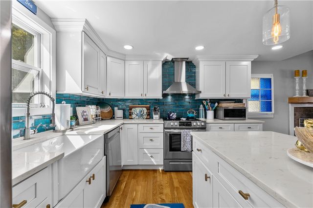 391 Valley Road, Middletown, RI 02842