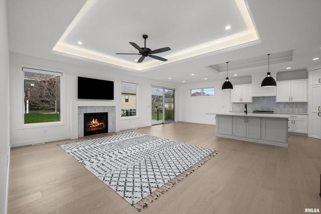 5188 S RICHMOND Circle, Bettendorf, IA 52722