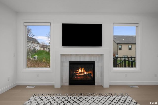 5188 S RICHMOND Circle, Bettendorf, IA 52722