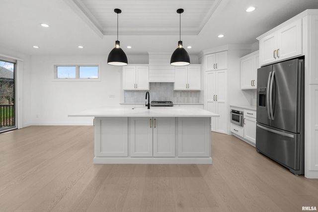 5188 S RICHMOND Circle, Bettendorf, IA 52722