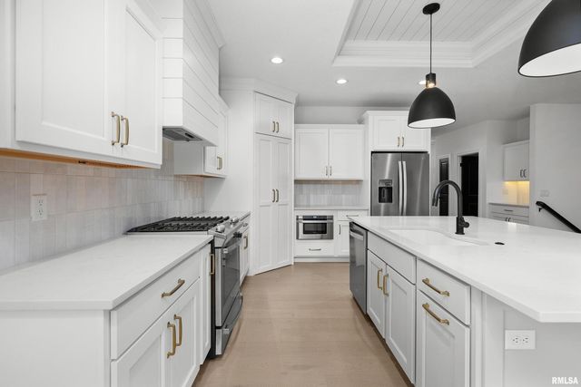 5188 S RICHMOND Circle, Bettendorf, IA 52722