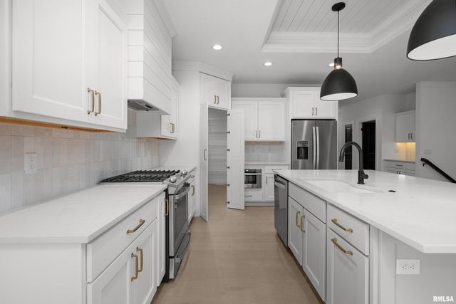 5188 S RICHMOND Circle, Bettendorf, IA 52722