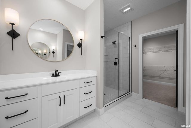 5188 S RICHMOND Circle, Bettendorf, IA 52722