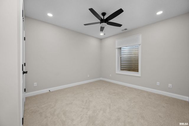 5188 S RICHMOND Circle, Bettendorf, IA 52722