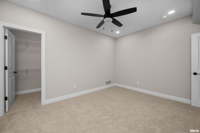 5188 S RICHMOND Circle, Bettendorf, IA 52722