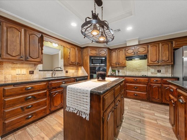 1072 Chapman Road, Crawford, TX 76638
