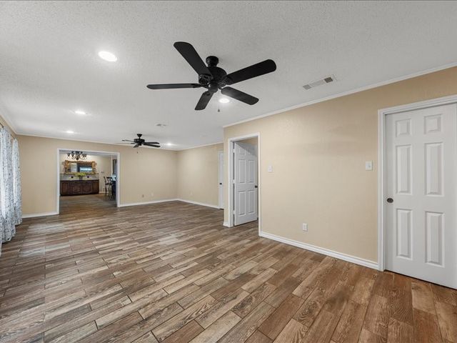 1072 Chapman Road, Crawford, TX 76638