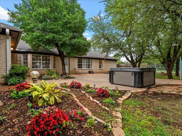 1072 Chapman Road, Crawford, TX 76638