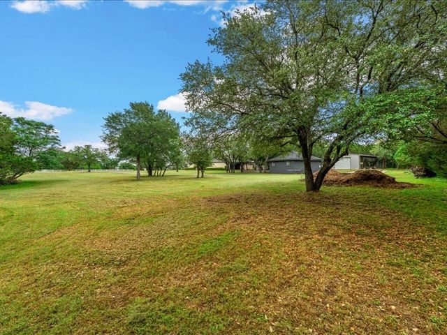 1072 Chapman Road, Crawford, TX 76638