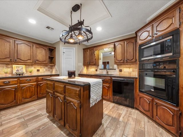 1072 Chapman Road, Crawford, TX 76638