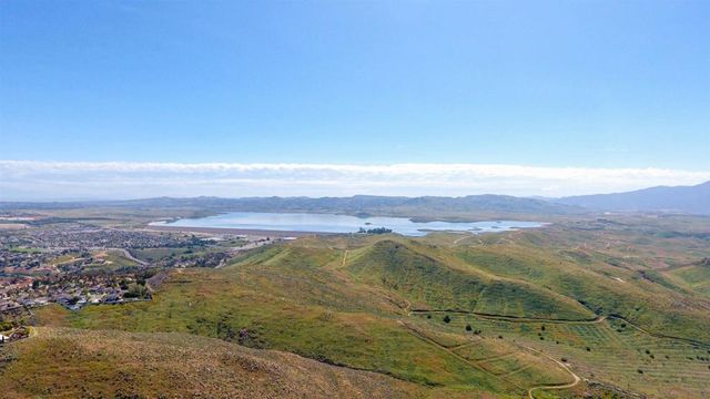 18410 Lakepointe Dr, Riverside, CA 92503