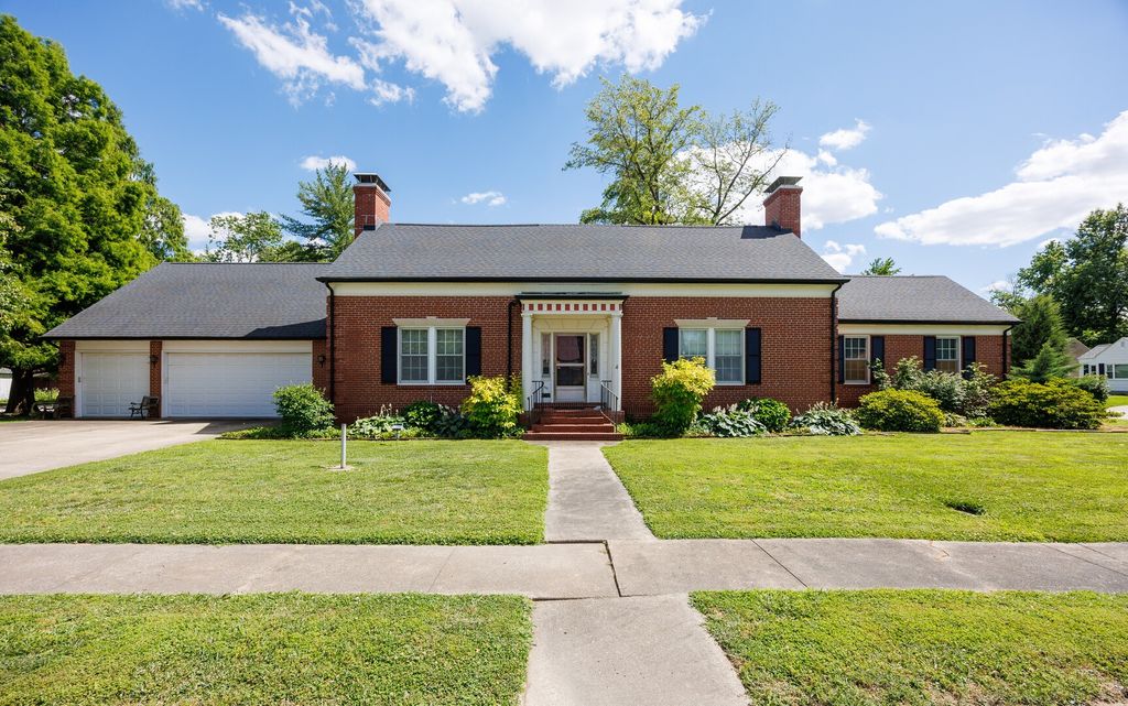 Image 1 of property listing at 825 W Warmouth Street, Salem, IL 62881