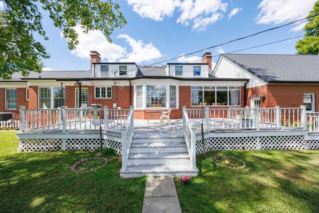 Image 2 of property listing at 825 W Warmouth Street, Salem, IL 62881