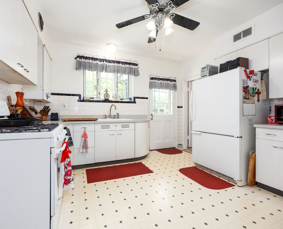 Image 12 of property listing at 825 W Warmouth Street, Salem, IL 62881