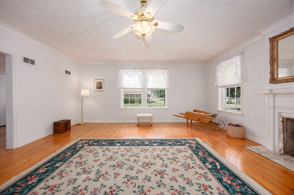 Image 13 of property listing at 825 W Warmouth Street, Salem, IL 62881