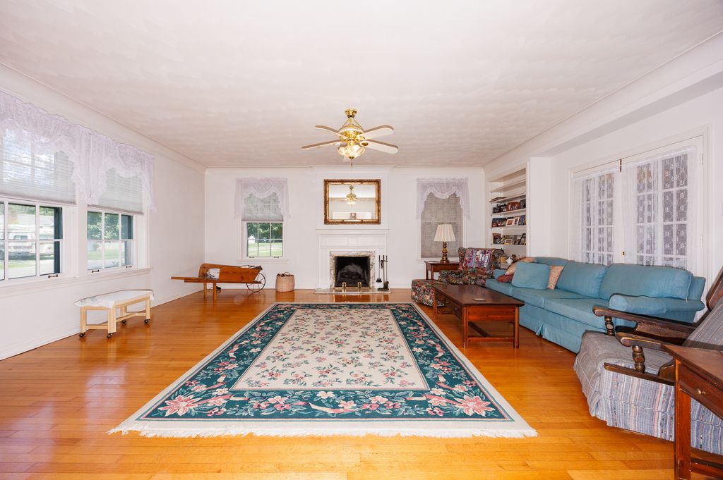 Image 14 of property listing at 825 W Warmouth Street, Salem, IL 62881