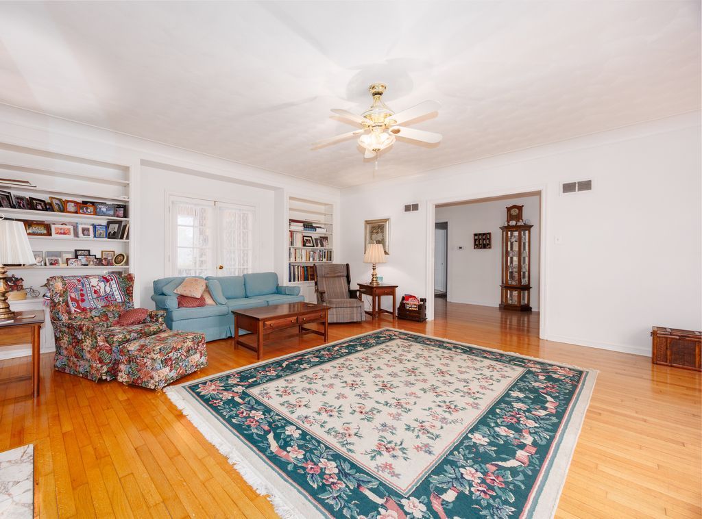 Image 15 of property listing at 825 W Warmouth Street, Salem, IL 62881