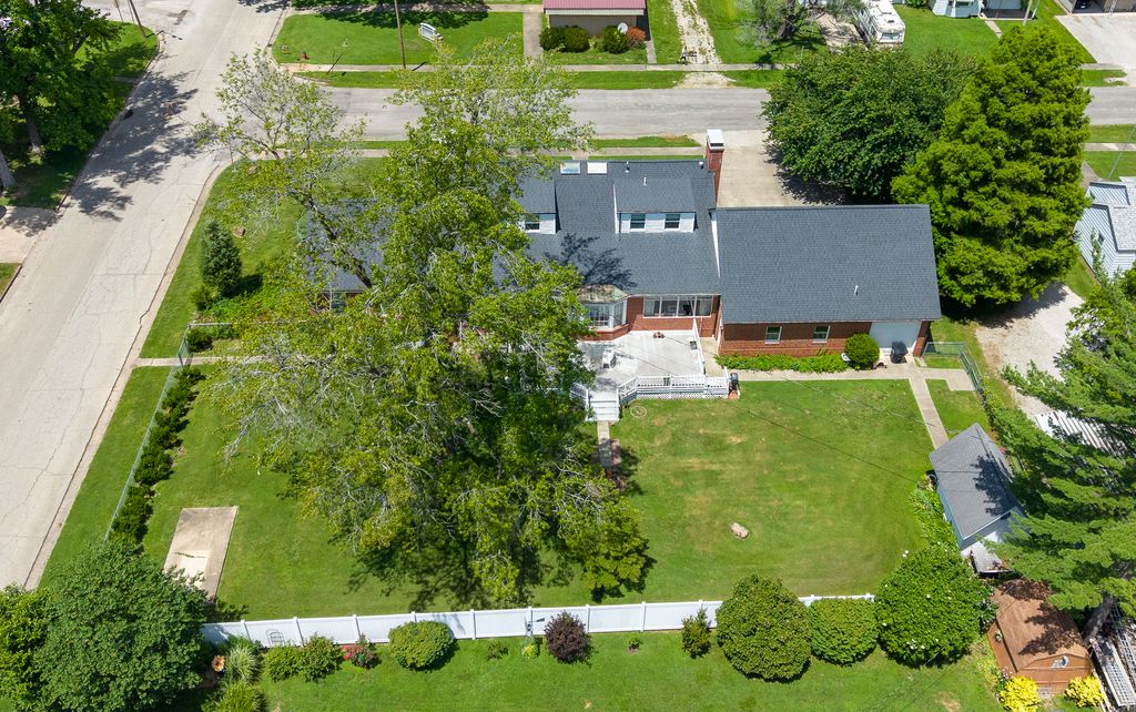 Image 3 of property listing at 825 W Warmouth Street, Salem, IL 62881
