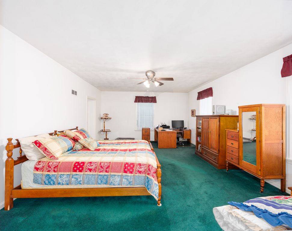 Image 21 of property listing at 825 W Warmouth Street, Salem, IL 62881