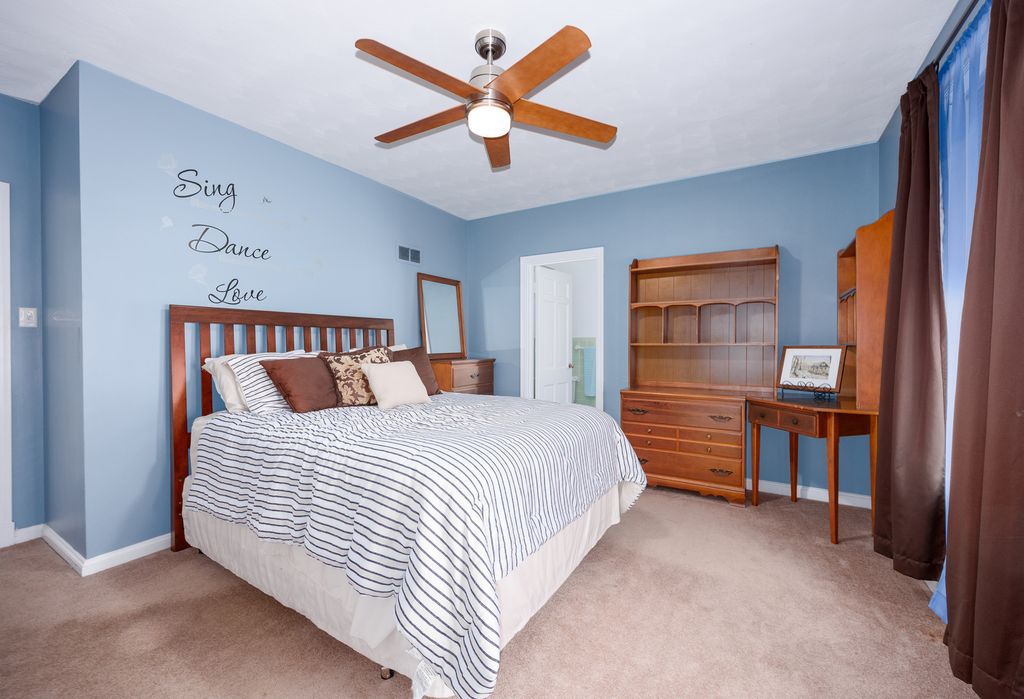 Image 24 of property listing at 825 W Warmouth Street, Salem, IL 62881
