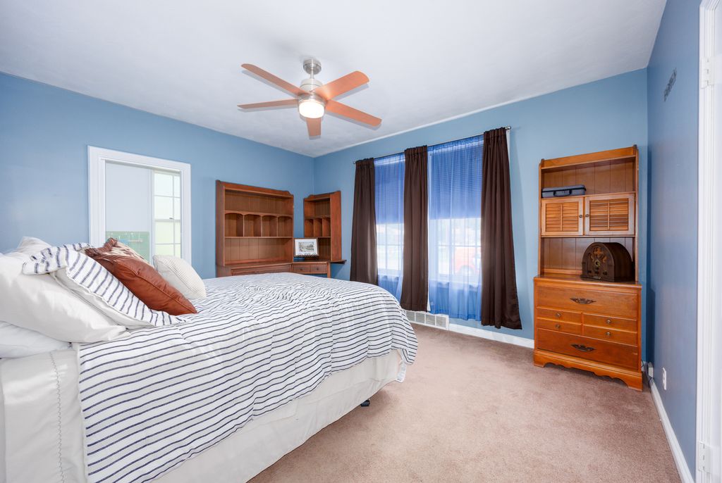 Image 25 of property listing at 825 W Warmouth Street, Salem, IL 62881