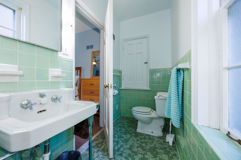 Image 27 of property listing at 825 W Warmouth Street, Salem, IL 62881