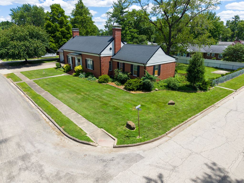 Image 4 of property listing at 825 W Warmouth Street, Salem, IL 62881