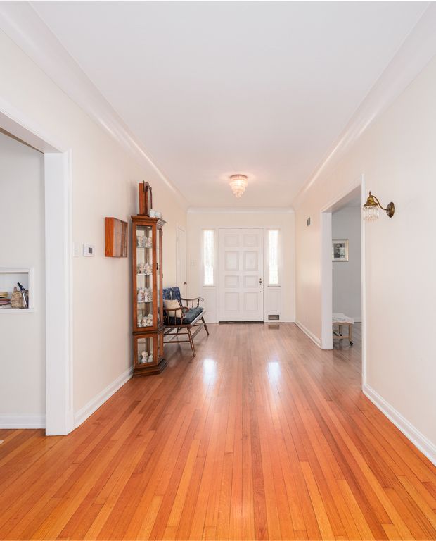 Image 5 of property listing at 825 W Warmouth Street, Salem, IL 62881