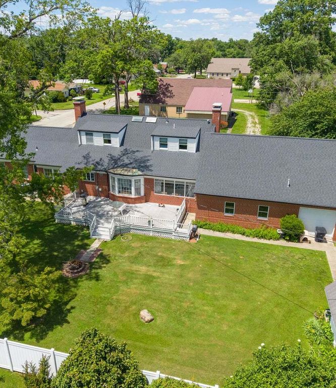 Image 44 of property listing at 825 W Warmouth Street, Salem, IL 62881