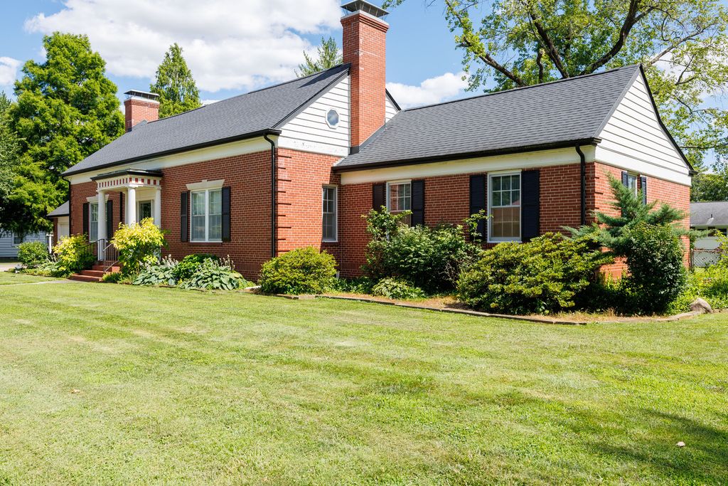 Image 56 of property listing at 825 W Warmouth Street, Salem, IL 62881