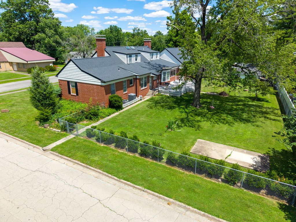 Image 59 of property listing at 825 W Warmouth Street, Salem, IL 62881