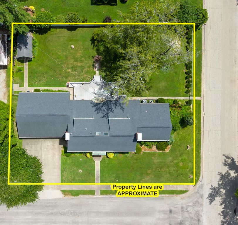 Image 60 of property listing at 825 W Warmouth Street, Salem, IL 62881
