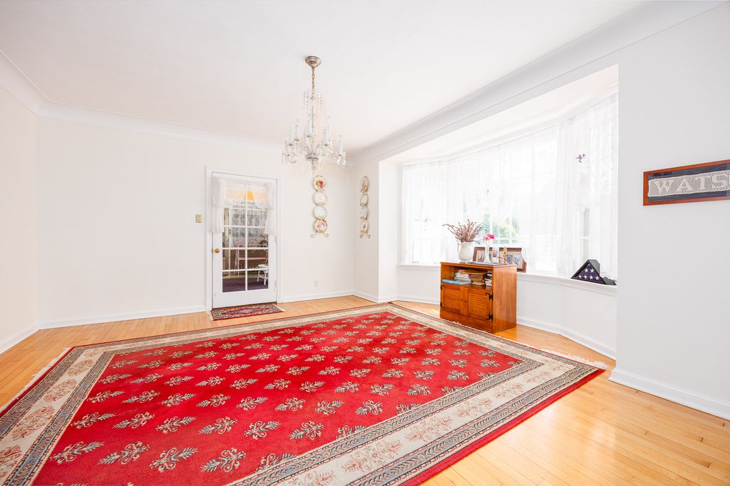 Image 9 of property listing at 825 W Warmouth Street, Salem, IL 62881