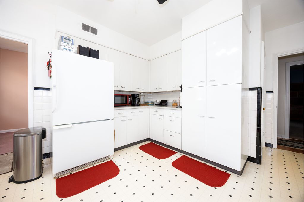 Image 10 of property listing at 825 W Warmouth Street, Salem, IL 62881