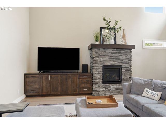 2144 LATHEN Way, Eugene, OR 97408