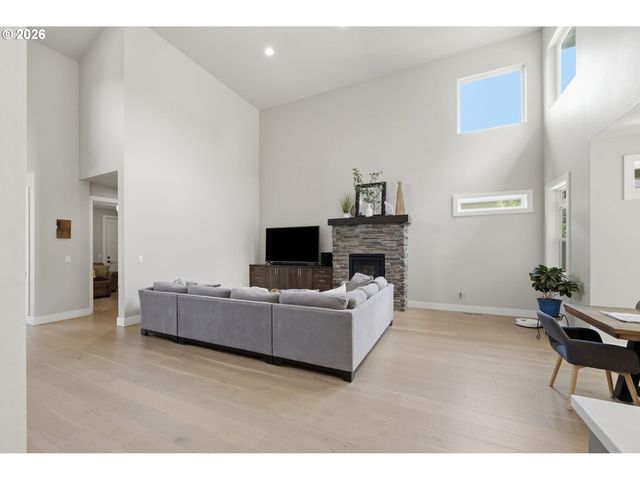 2144 LATHEN Way, Eugene, OR 97408
