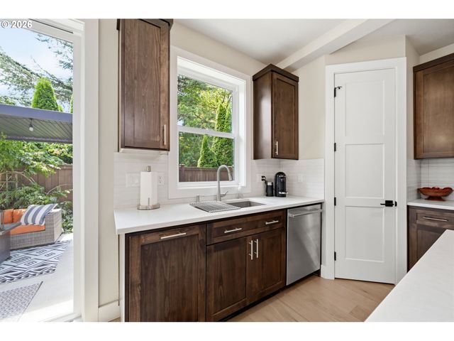 2144 LATHEN Way, Eugene, OR 97408