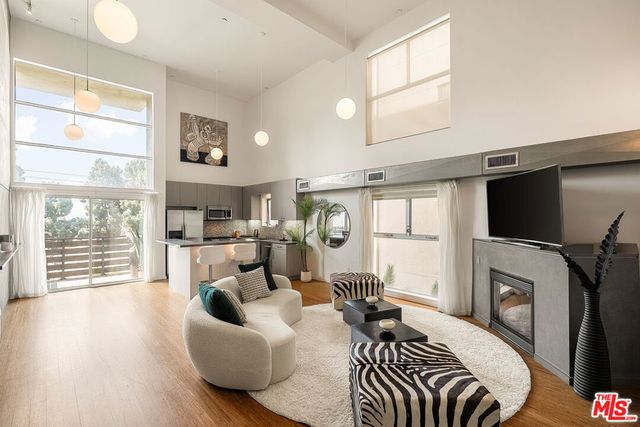 7062 Hawthorn Avenue 203, Los Angeles, CA 90028