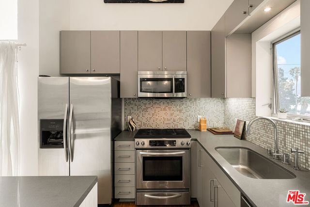 7062 Hawthorn Avenue 203, Los Angeles, CA 90028