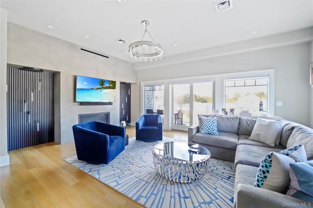 68 Foster Avenue 9, Hampton Bays, NY 11946