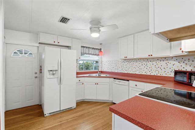 1312 APACHE CIRCLE, Tavares, FL 32778