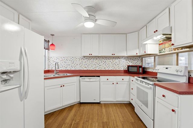 1312 APACHE CIRCLE, Tavares, FL 32778