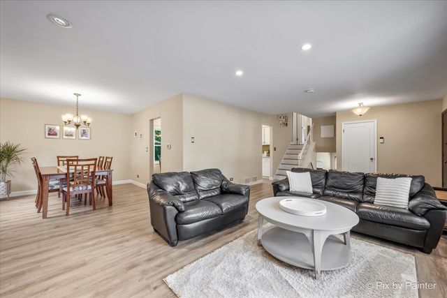2631 N Stuart Drive, Arlington Heights, IL 60004