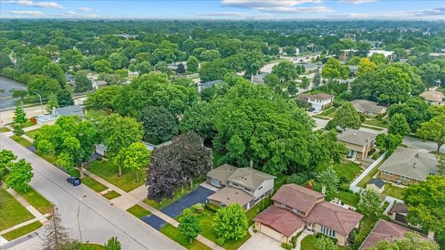2631 N Stuart Drive, Arlington Heights, IL 60004