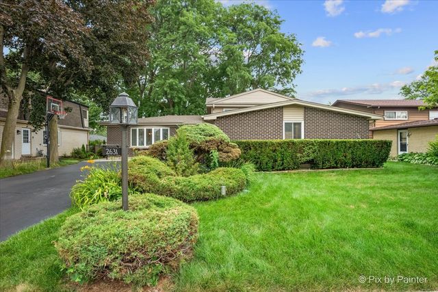 2631 N Stuart Drive, Arlington Heights, IL 60004